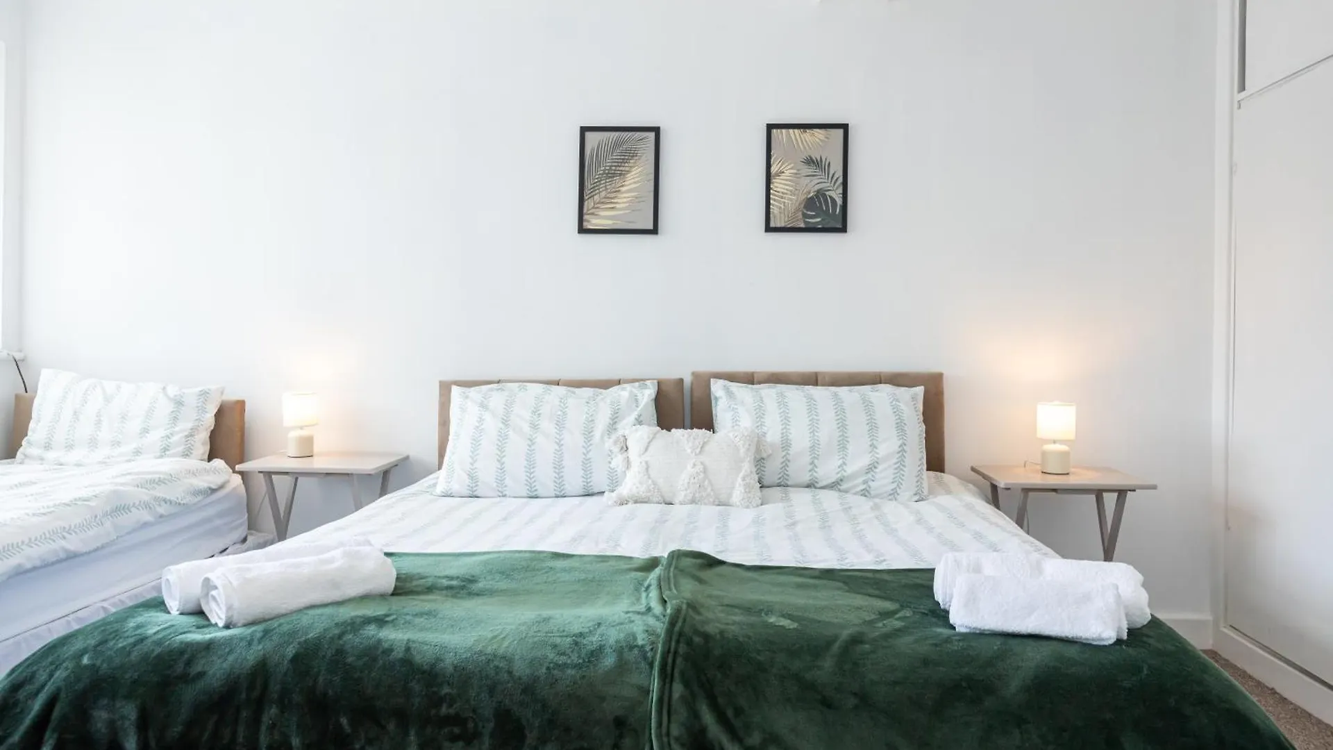 Manchester Airport Modernised Apartment - Free Parking Cheadle Hulme 0*,