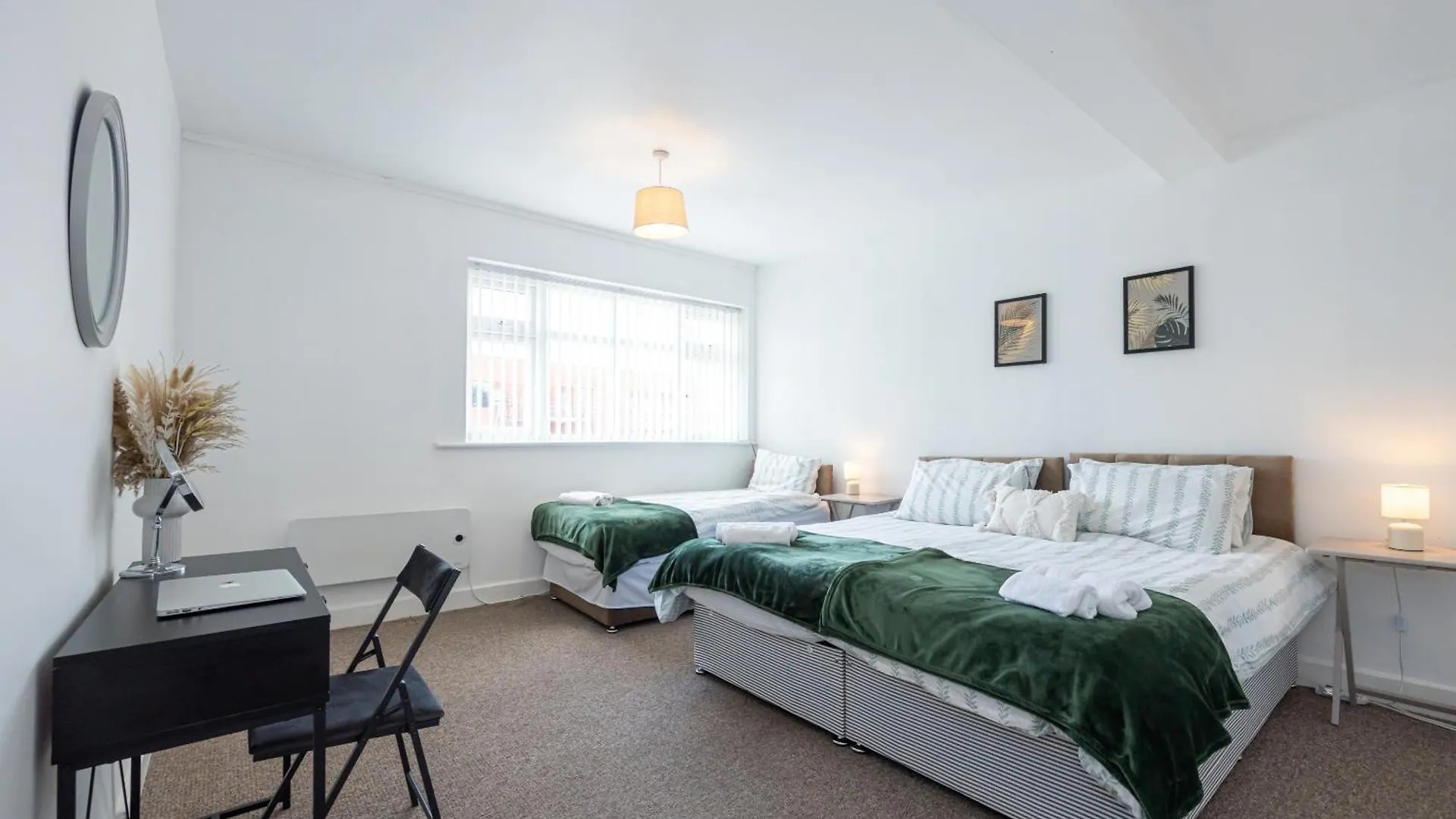 Manchester Airport Modernised Apartment - Free Parking Cheadle Hulme