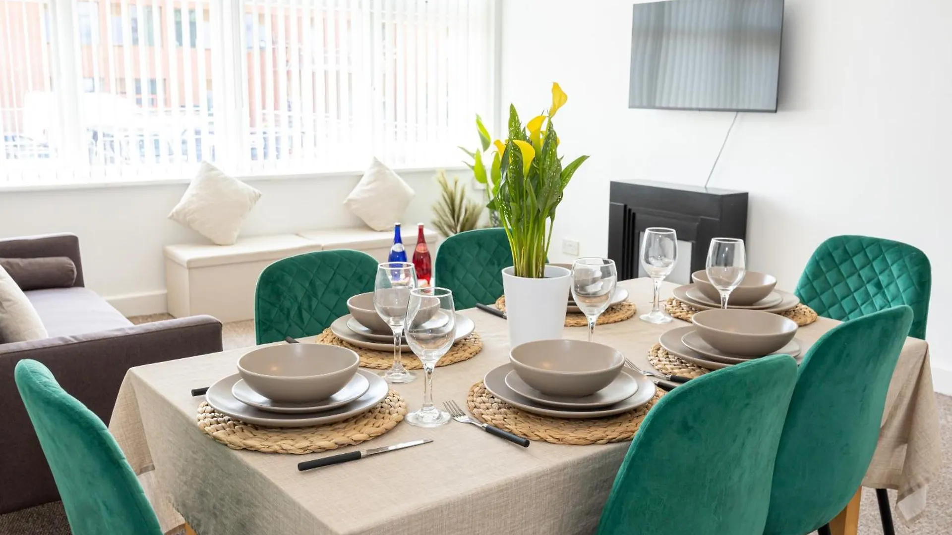 Manchester Airport Modernised Apartment - Free Parking contacts